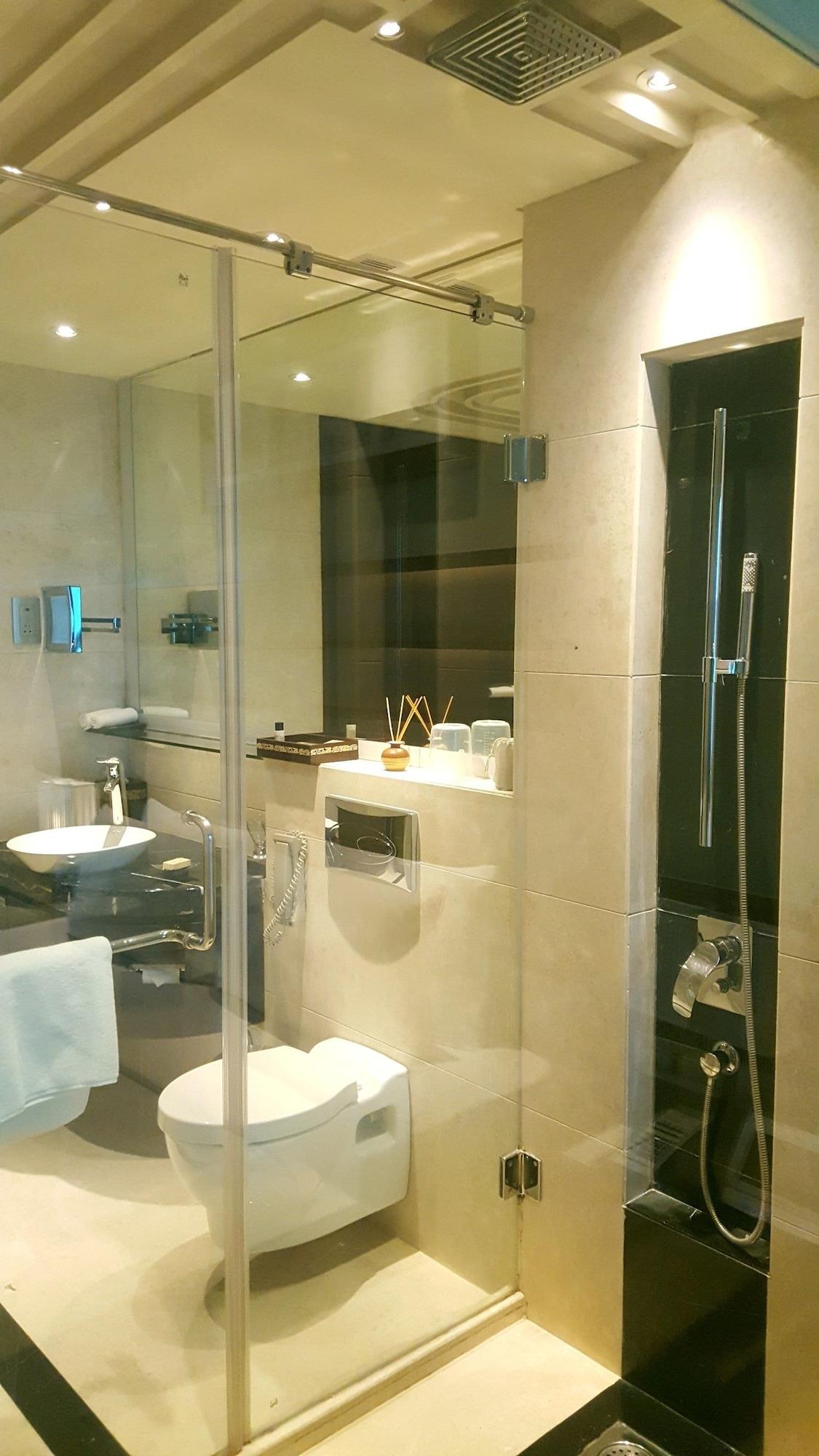Vivanta Hyderabad, Begumpet Eksteriør bilde A shower cubicle