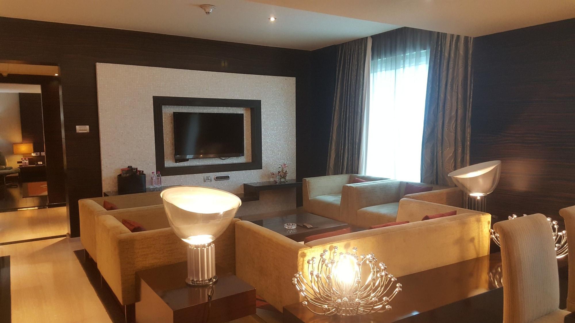 Vivanta Hyderabad, Begumpet Eksteriør bilde Living room of a suite at the hotel