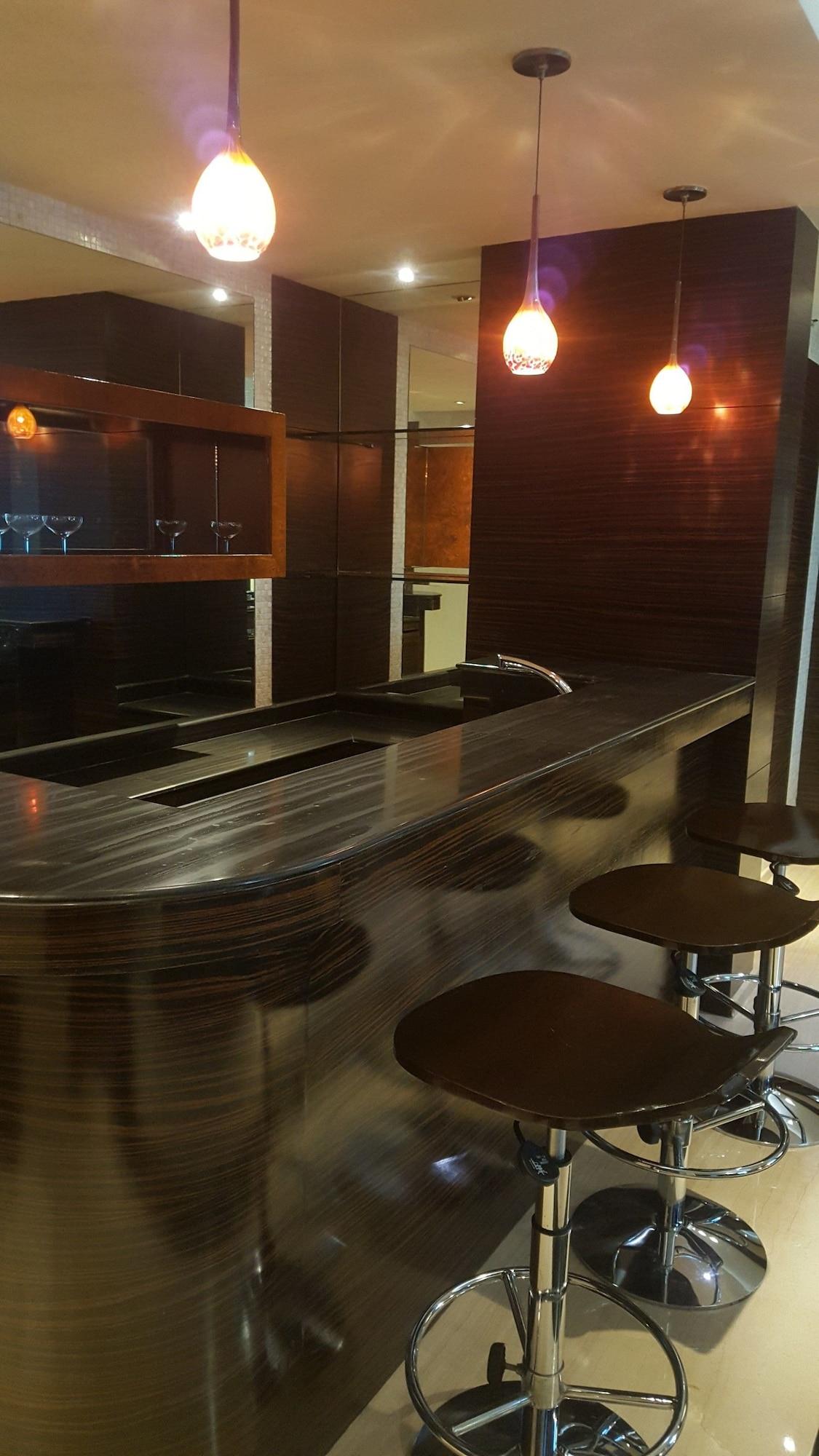 Vivanta Hyderabad, Begumpet Eksteriør bilde A kitchen with a granite countertop