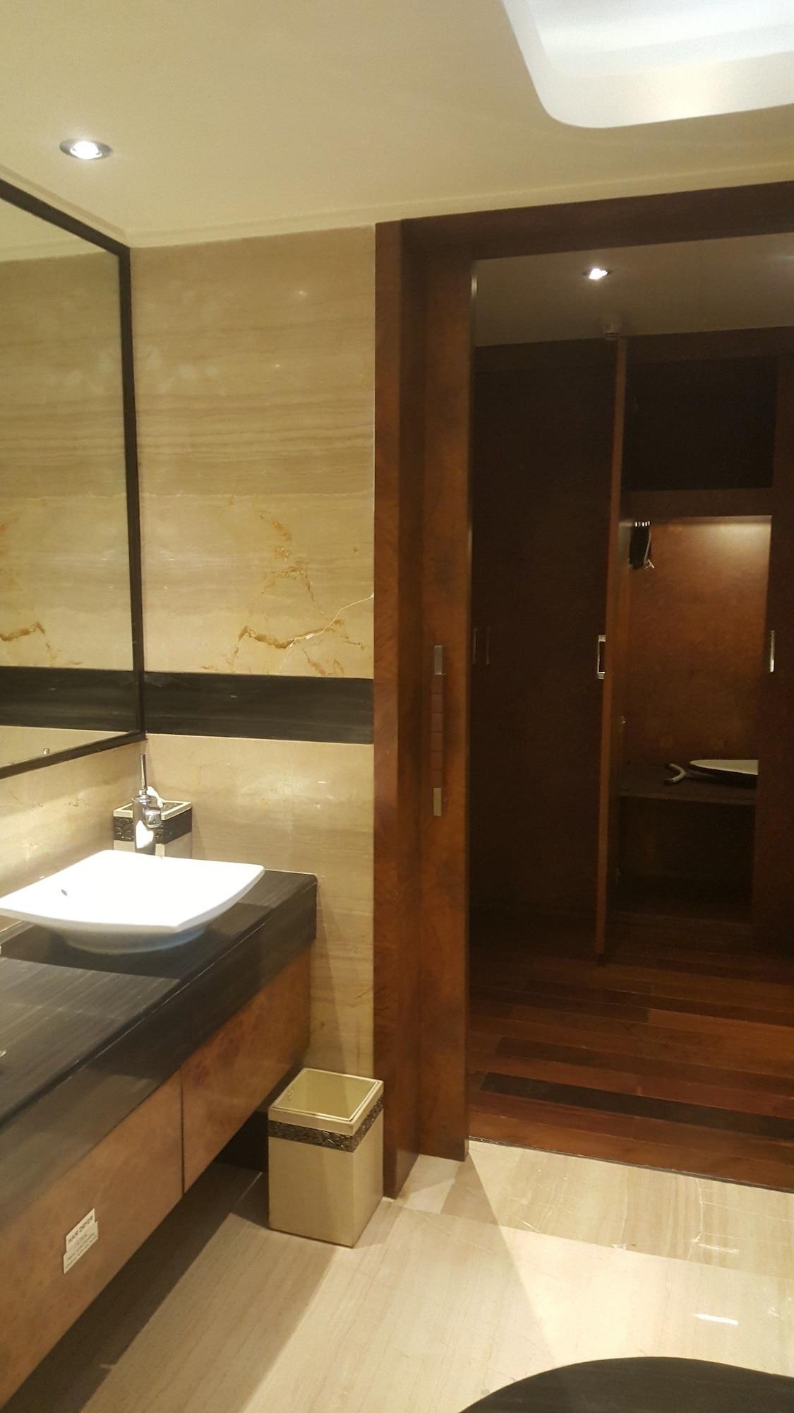 Vivanta Hyderabad, Begumpet Eksteriør bilde Bathroom