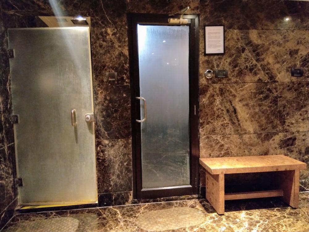 Vivanta Hyderabad, Begumpet Eksteriør bilde A shower room