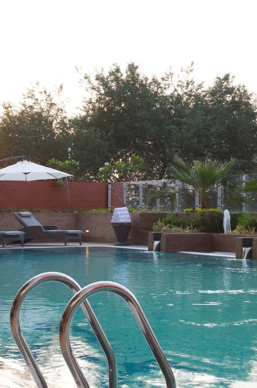 Vivanta Hyderabad, Begumpet Eksteriør bilde The pool at the Taj Bengal