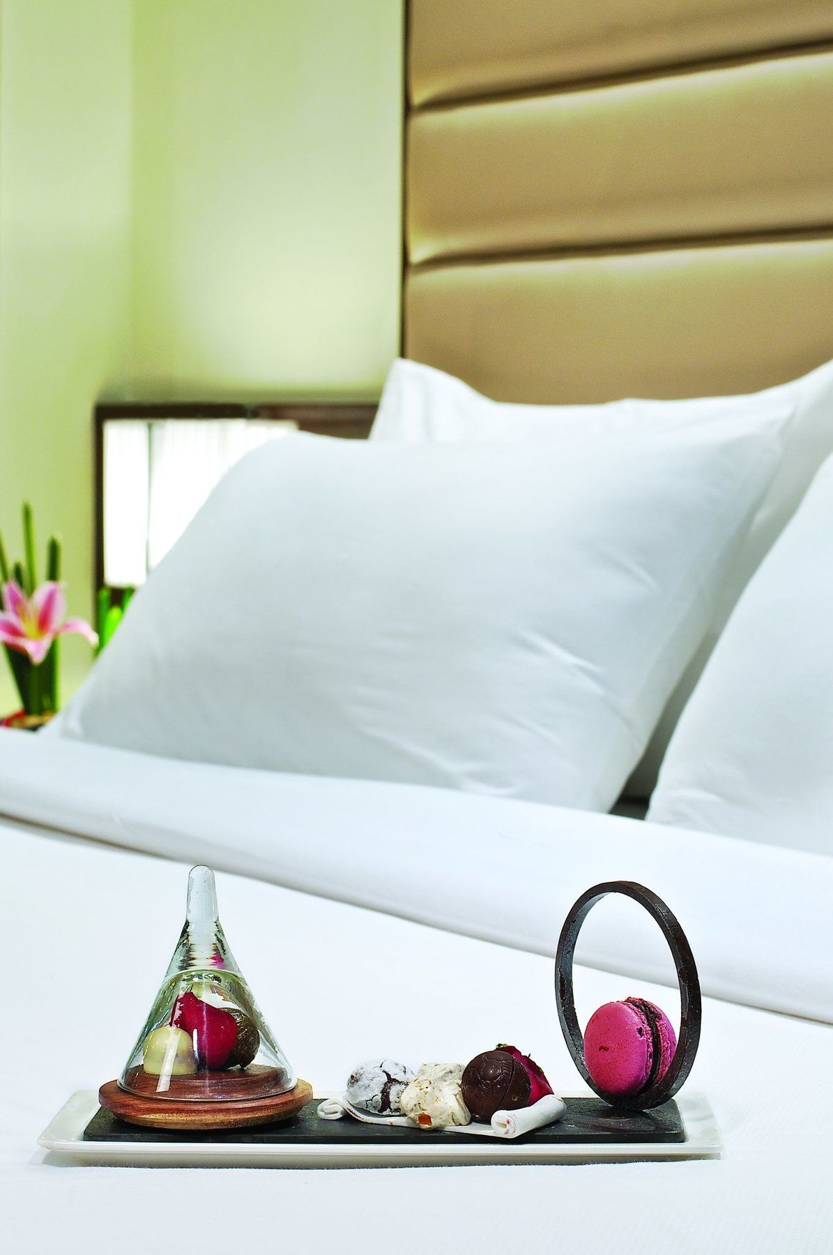 Vivanta Hyderabad, Begumpet Rom bilde Pillows on a bed