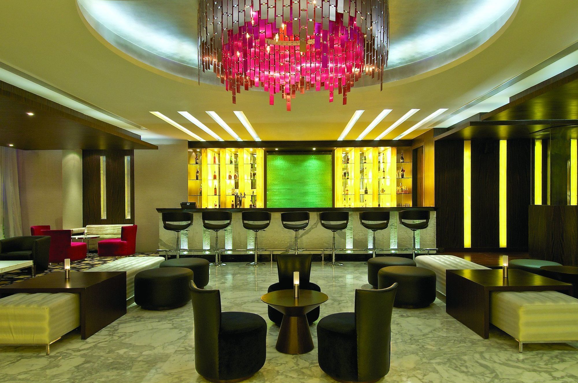 Vivanta Hyderabad, Begumpet Restaurant bilde The bar at the W Doha