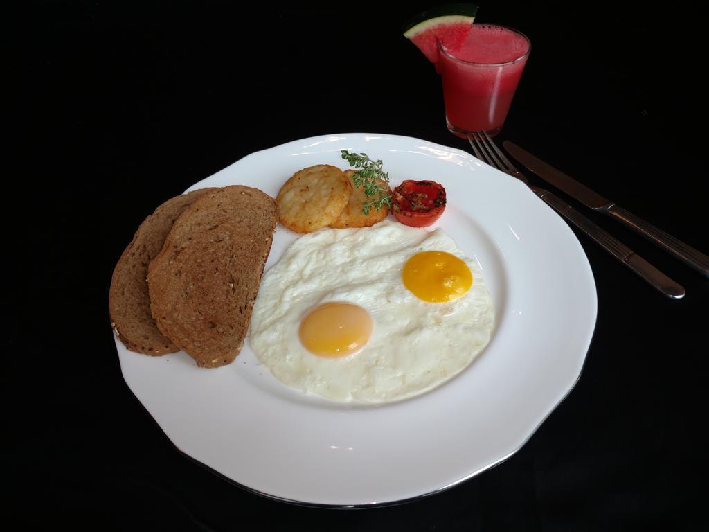 Vivanta Hyderabad, Begumpet Eksteriør bilde A plate of sunny-side-up eggs