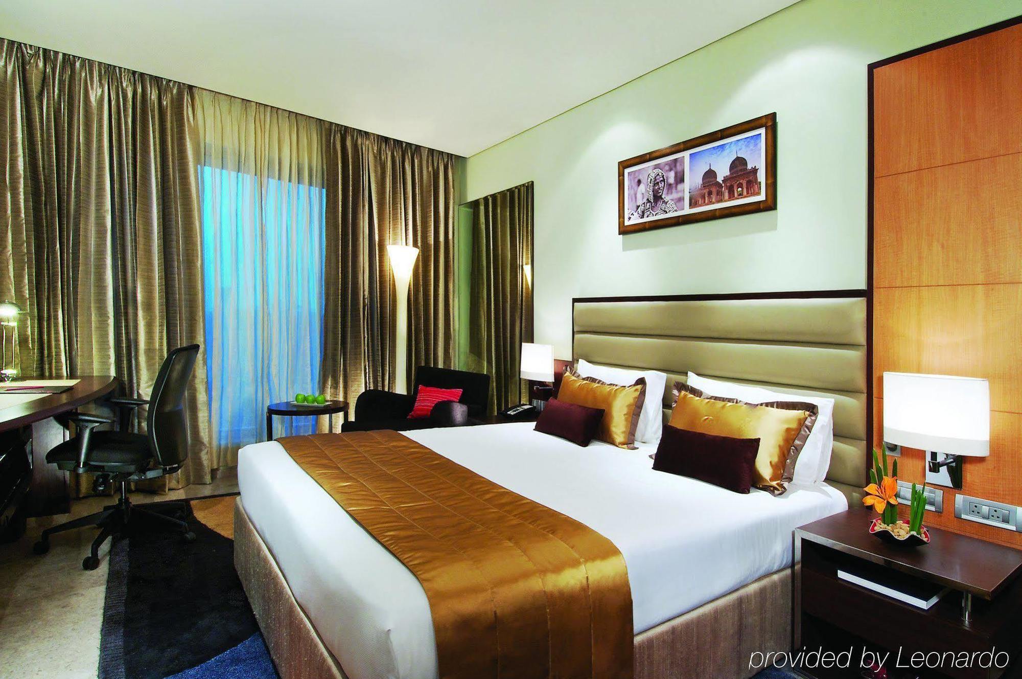 Vivanta Hyderabad, Begumpet Rom bilde A room at the hotel