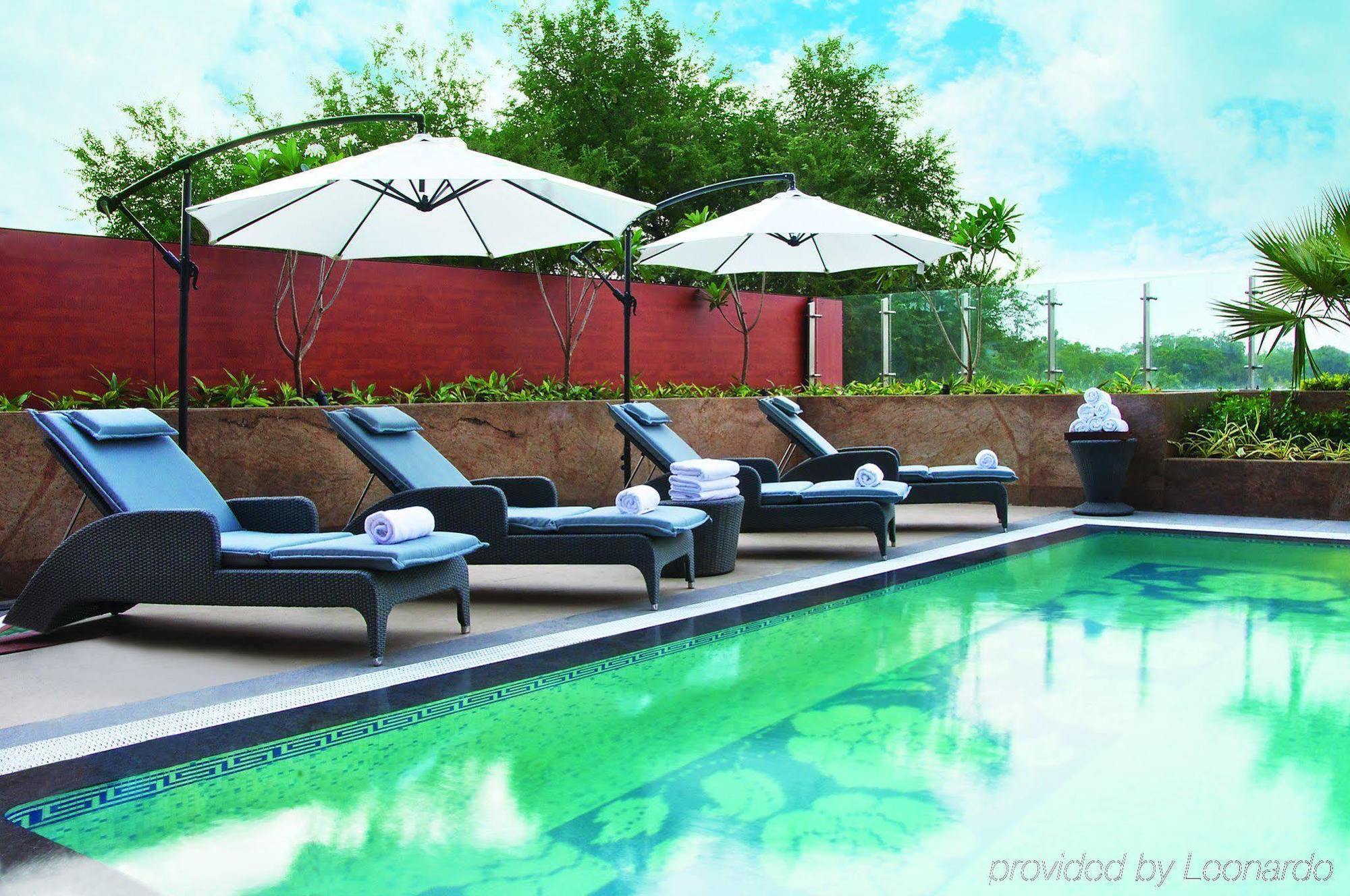 Vivanta Hyderabad, Begumpet Fasiliteter bilde The pool at the hotel