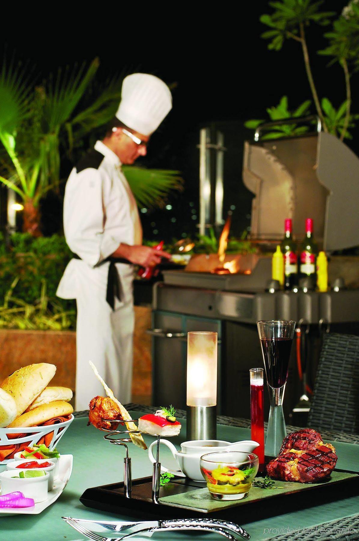 Vivanta Hyderabad, Begumpet Eksteriør bilde A chef at work