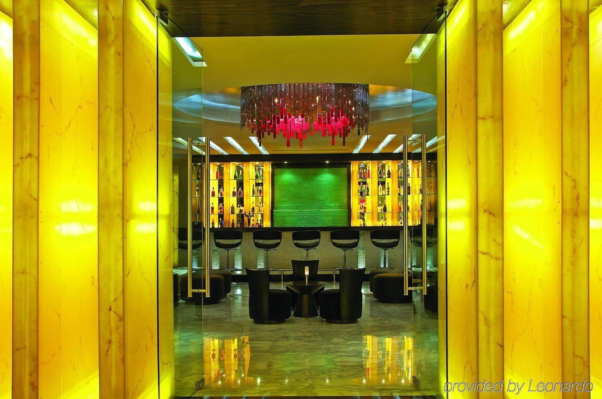 Vivanta Hyderabad, Begumpet Restaurant bilde The lobby of the hotel