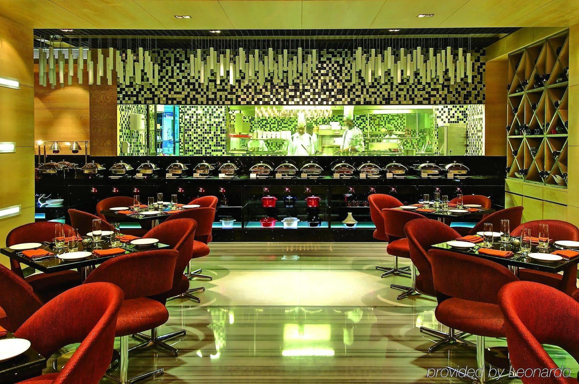 Vivanta Hyderabad, Begumpet Restaurant bilde The restaurant